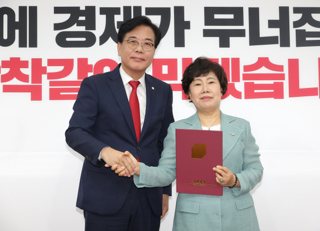 국민의힘 '사법정의' 특위 임명장 수여하는 송언...<YONHAP NO-2662>