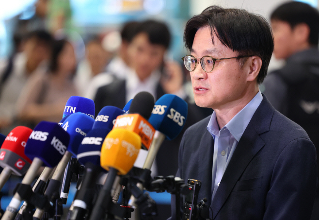 취재진 질문에 답하는 김정관 장관<YONHAP NO-3796>