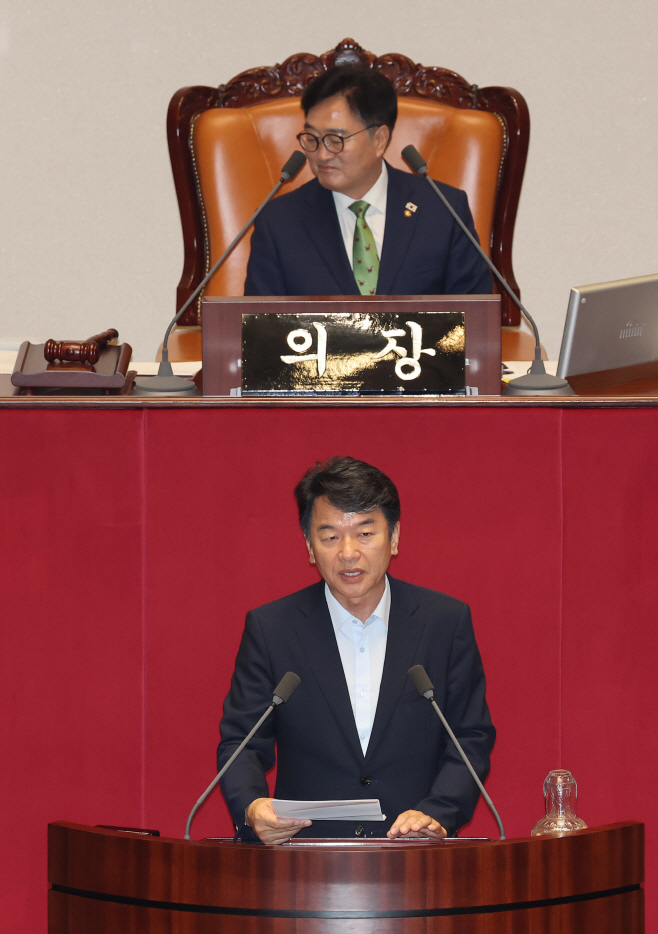 제안설명하는 문진석 의원<YONHAP NO-3596>