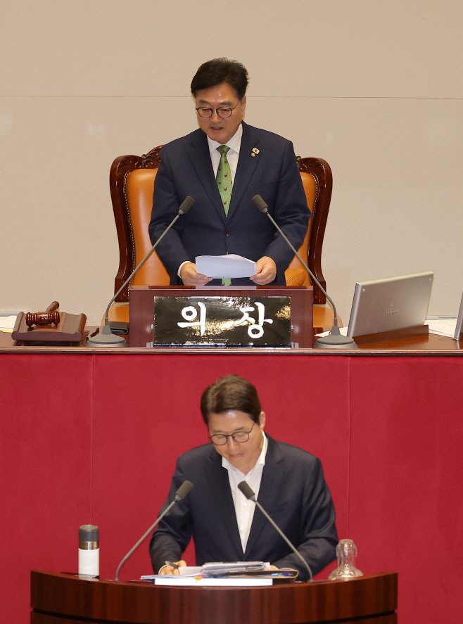 무제한토론 종결 동의 건 알리는 우원식 의장<YONHAP NO-4000>