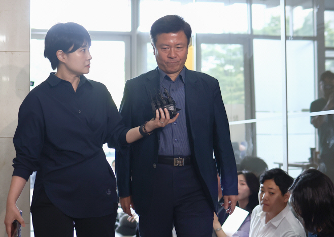 특검 출석하는 전하규 대변인