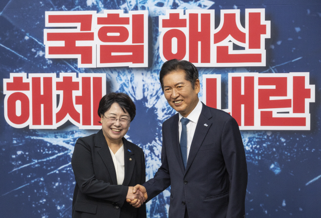 조국혁신당 찾은 정청래, 김선민 권한대행과 악수<YONHAP NO-1588>