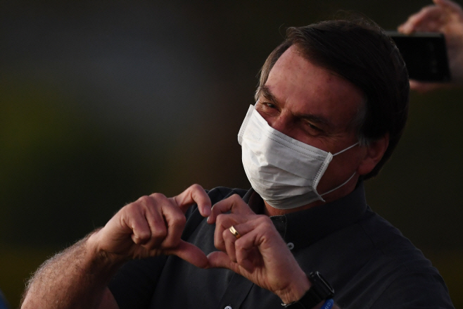 BRAZIL-HEALTH-VIRUS-BOLSONARO <YONHAP NO-1771> (AFP)
