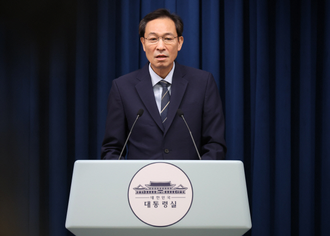 국민임명식 설명하는 우상호 정무수석