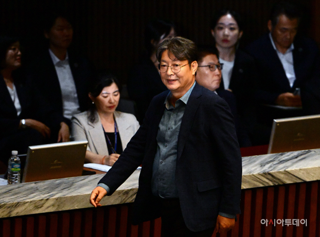 [포토] 본회의장 나서는 이춘석 민주당 의원