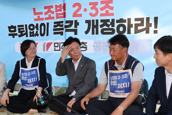 노조법 2·3조 개정 촉구 농성장 찾은 김영훈 노동장관