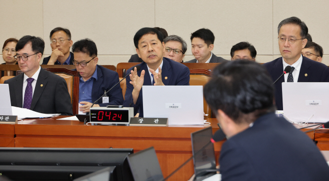 한미관세협상 질의에 답하는 구윤철 부총리<YONHAP NO-2359>