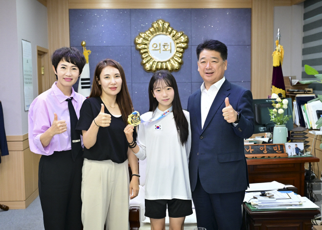 김천시의회, 태권도 금메달리스트 황인서 선수 격려