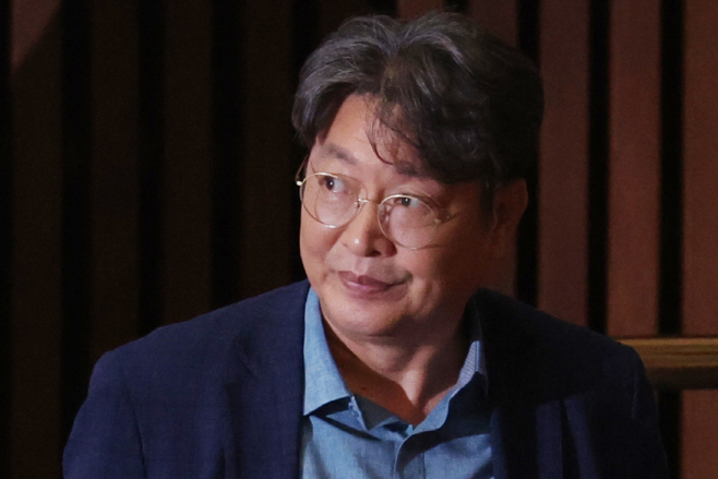 차명 주식거래 의혹받는 이춘석 의원 본회의 출석