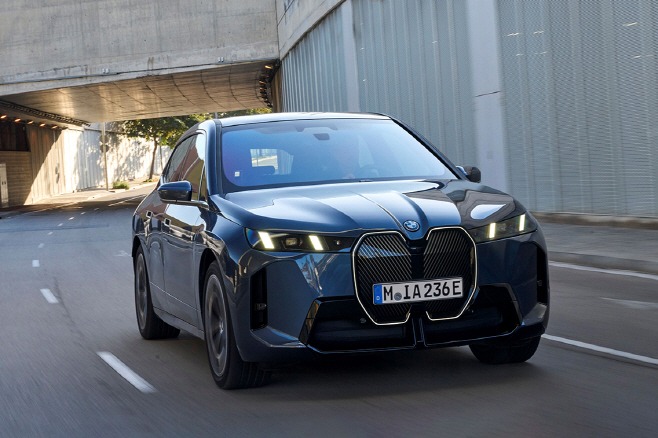 사진-BMW 코리아, 강렬한 디자인과 향상된 주행성능 갖춘 뉴 iX 공식 출시 (2)