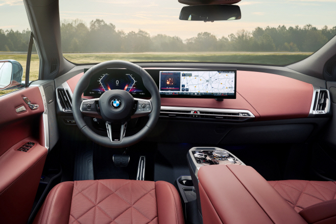 사진-BMW 코리아, 강렬한 디자인과 향상된 주행성능 갖춘 뉴 iX 공식 출시 (3)