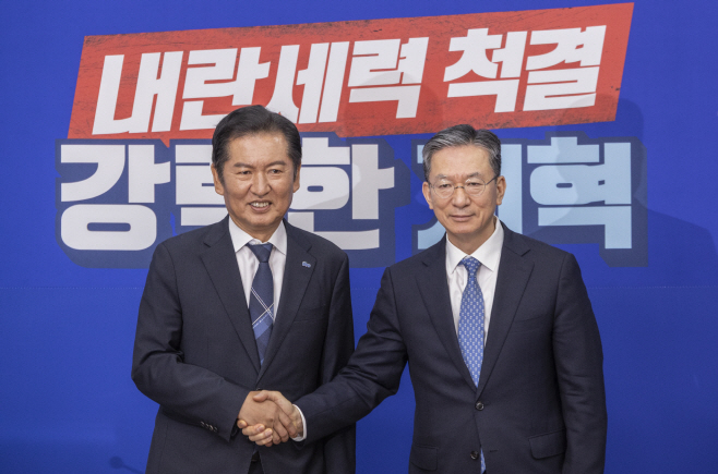정성호 법무부 장관과 악수하는 정청래 대표<YONHAP NO-2693>