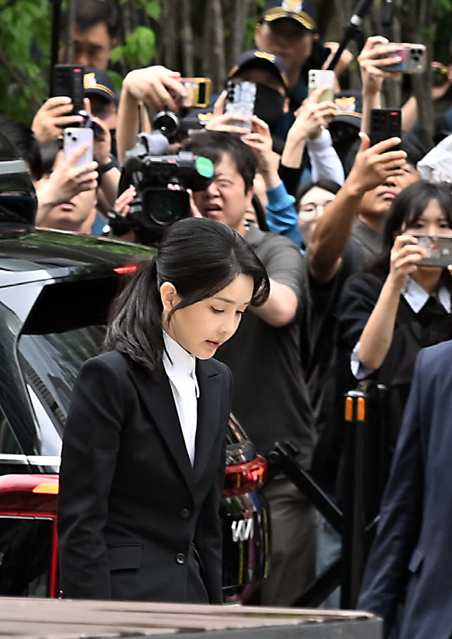 [포토]차에서 내린 김건희 여사
