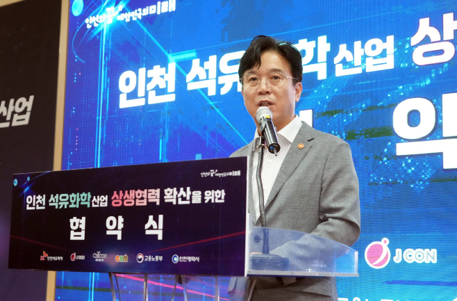 8.6 김영훈 고용노동부 장관, 인천-석유화학 상생협약 체결 (3)
