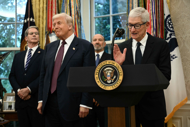 US-POLITICS-TRUMP-ECONOMY-APPLE