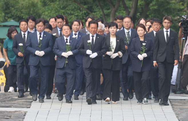 민주당 지도부, 노 전 대통령 묘역 참배<YONHAP NO-2150>