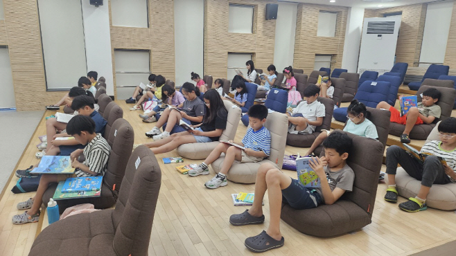 안성시, 책장 소리만 들린 50분
