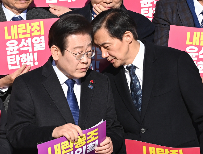[포토] 대화하는 이재명·조국