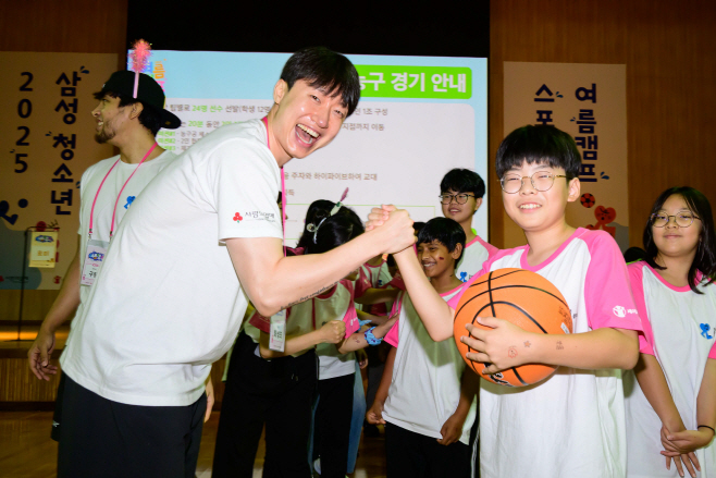 사진 3. 제일기획은 7일 삼성화재 글로벌캠퍼스 다목적홀(경기 고양시)에서 삼성 다문화청소년 스포츠 클래스 여름캠프를 개최했다. 서울 삼성 썬더스 농구단 최성모 선수와 학생들이 포즈를 취하고 있다.