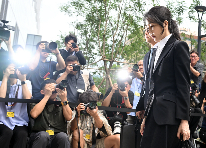 [포토]굳은 표정으로 특검소환되는 피의자 김건희 여사