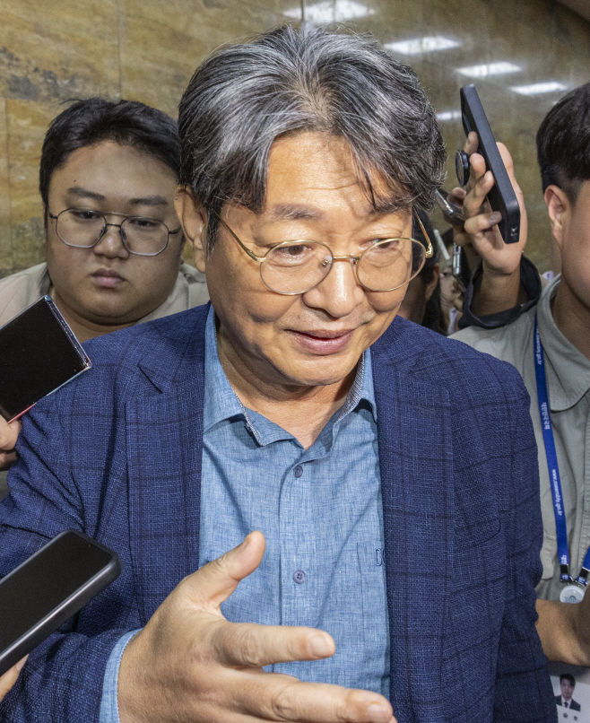 취재진에 둘러싸인 이춘석 국회 법사위원장<YONHAP NO-2890>