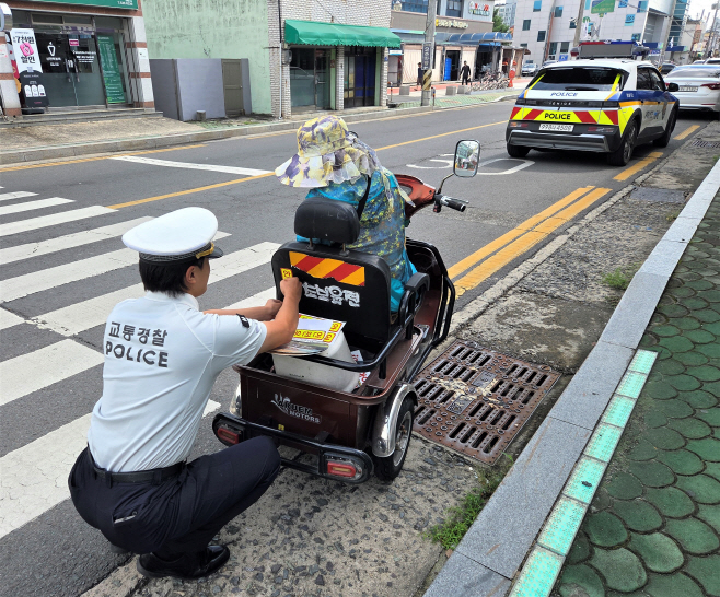 250808(금) 창녕경찰서, 남지읍 일대서 고령자 교통사고 예방활동 실시