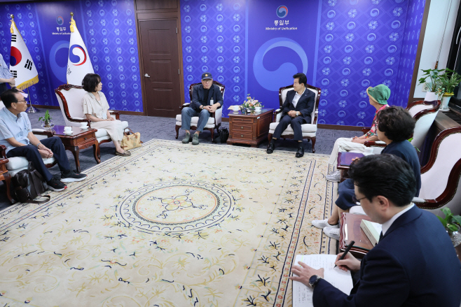 정동영 장관, 전후납북자피해가족연합회 이사진 ...<YONHAP NO-2410>
