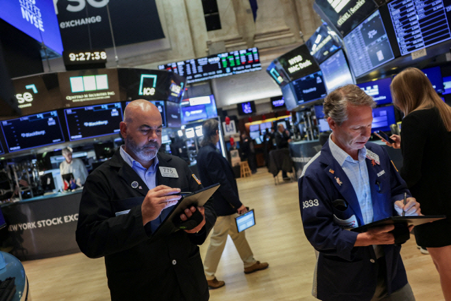 트레이더가 뉴욕증권거래소(NYSE)에서 일하고 있다 로이터 연합