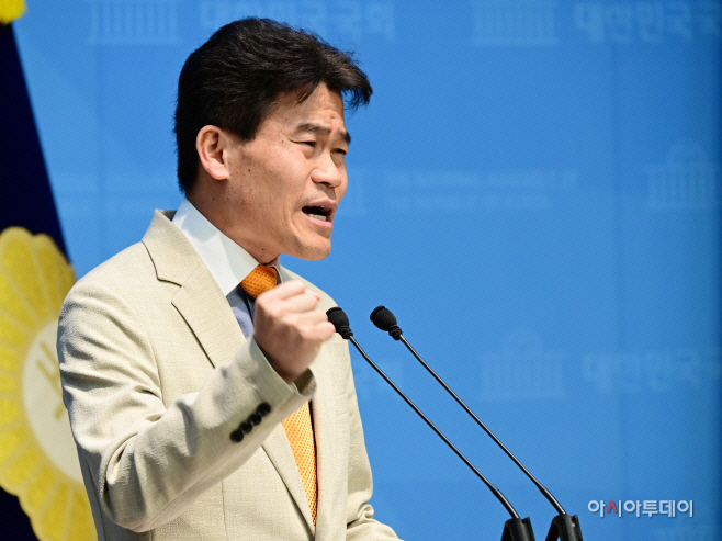 한국사 강사 전한길 씨가 7월 16일 국회 소통관에서 '6·3 대선, 투명·공정 선거를 위한 특별 제안' 기자회견을 하고 있 이병화 기자