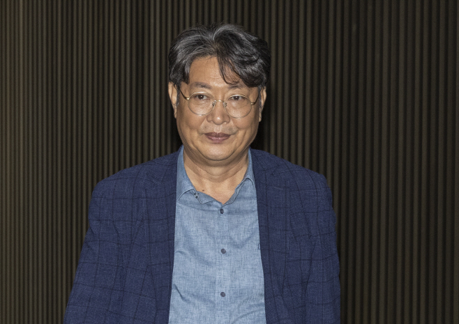 국회 본 회의장 빠져 나가는 이춘석 국회 법사위...<YONHAP NO-2821>