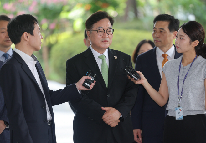 취재진 질문 답변하는 우원식 의장<YONHAP NO-2212>
