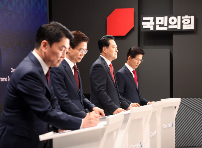 방송토론 준비하는 후보들<YONHAP NO-2752>