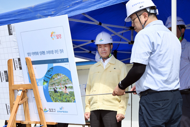 20250811-밀양시장,‘청년이 돌아오는 농촌’구축을 위한 핵심 사업 현장 점검(1)