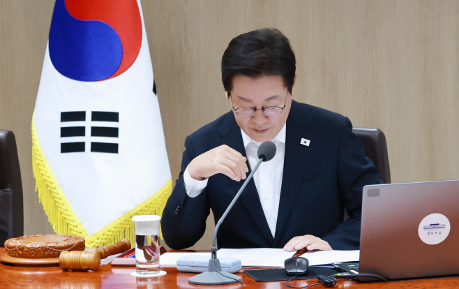이재명 대통령, 국무회의 의안 심의 준비