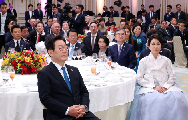 베트남 서기장 답사 듣는 이재명 대통령