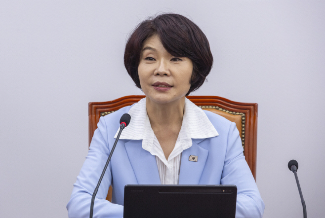 정애 더불어민주당 정책위의장이 7일 국회에서 열린 원내정책회의에서 발언하고 있다. [연합]