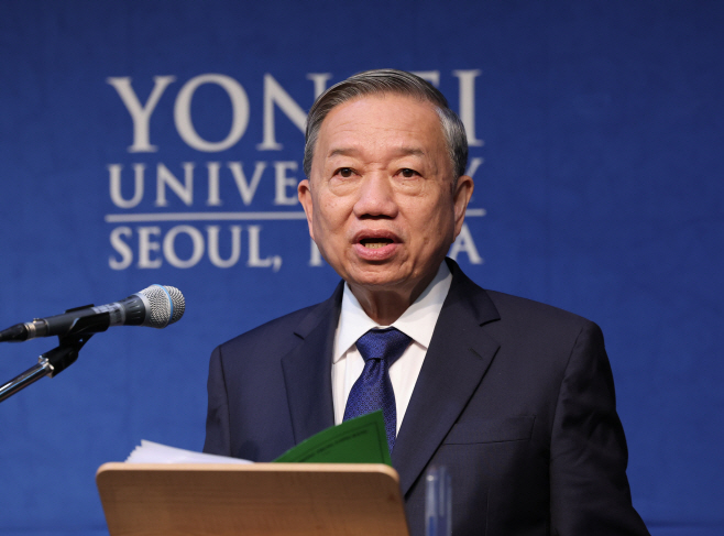 정책연설하는 또 럼 베트남 서기장<YONHAP NO-3237>