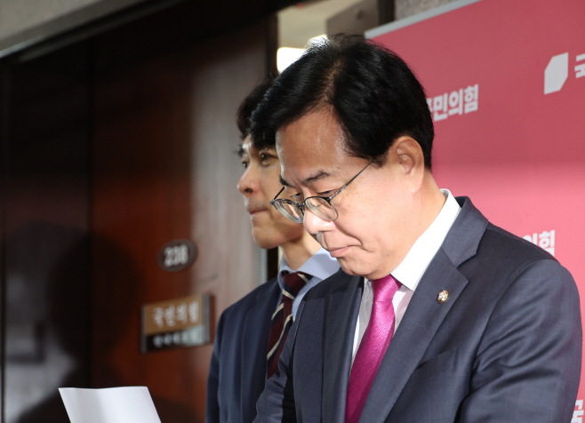 광복절 특별사면 관련 백브리핑 나선 송언석 비...<YONHAP NO-3268>