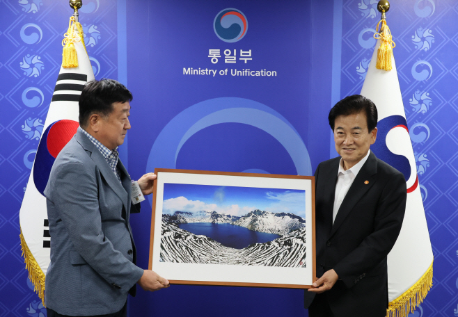 백두산 천지 사진 받는 정동영 장관<YONHAP NO-3930>