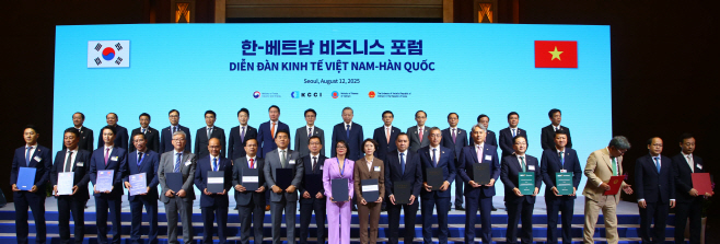 [하나투어 사진자료]12일 서울 롯데호텔에서 열린 한-베트남 비즈니스 포럼에서 하나투어 송미선 대표이사(앞줄 오른쪽부터 9번째)가 기념촬영을 하고 있다
