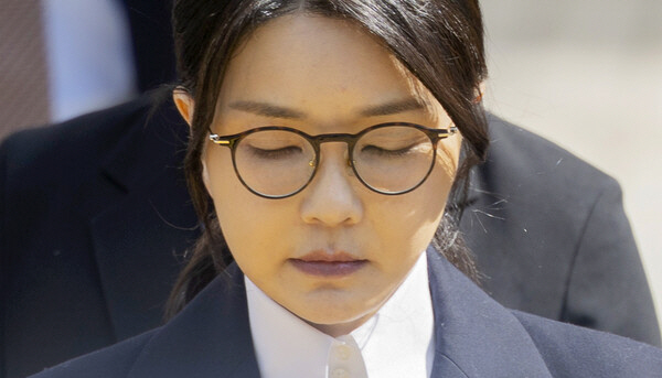 서울중앙지법 나서는 김건희 여사<YONHAP NO-3450>