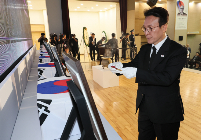 김민석 총리, 건국훈장 헌정<YONHAP NO-2474>