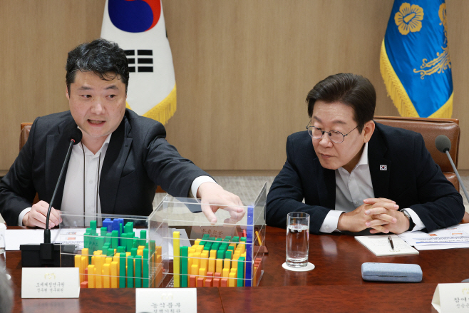 조세재정 연구위원 설명 듣는 이재명 대통령
