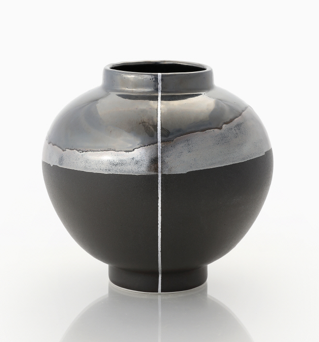 양지운, 1981 - , [설월(雪月)], ceramic, gold leaf, silver leaf, 17×18(h)cm, 2025