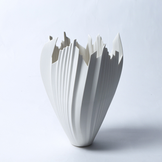 임재현, 1997 - , [Pleats Series [Origami]#3, ceramic], 25×19×33(h)cm, 2025