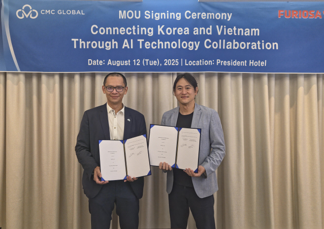붙임 1_MOU 체결식 현장(CMC Global 당 응옥 바오 대표(좌), 퓨리오사AI 백준호 대표(우)[사진=퓨리오사AI]