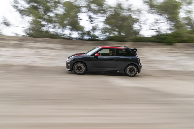 사진7-올-일렉트릭 MINI JCW