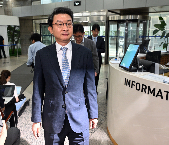 [포토] 이억원 금융위원장 후보자 첫 출근