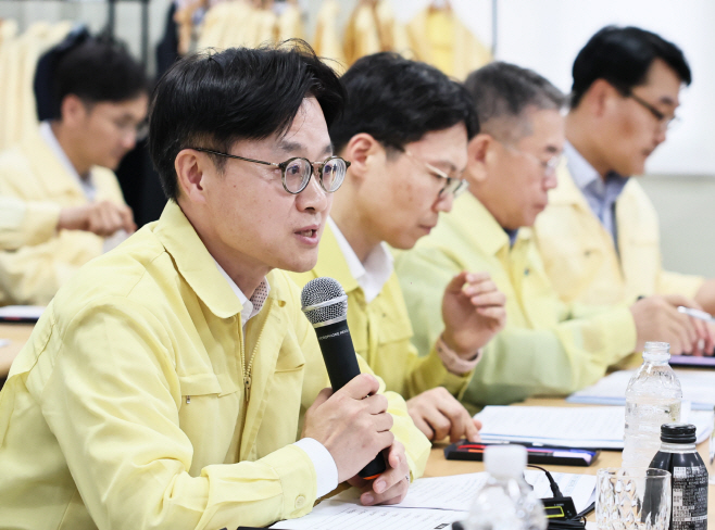 김정관 장관, 에너지공기업 간담회 주재<YONHAP NO-2712>