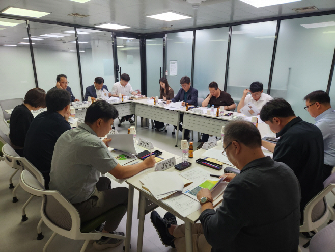 김천시, 국산목재 목조건축 실연사업 자문단과 현장 토론